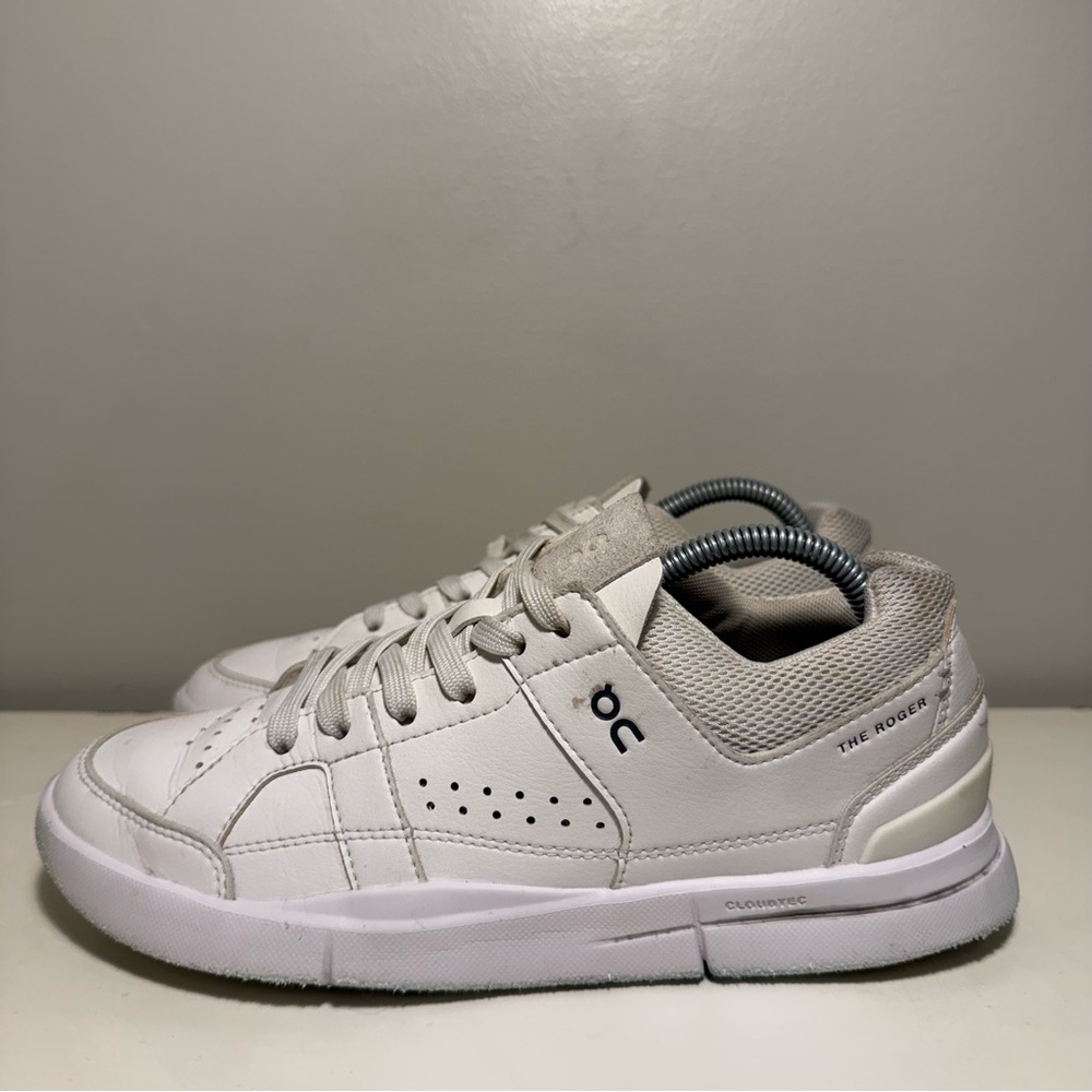 ON The Roger Clubhouse White Leather Womens Size 6 Athletic Running Sneaker READ - Picture 3 of 9